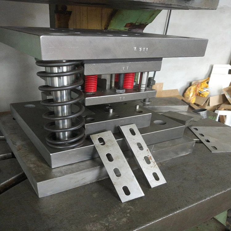 連續(xù)沖壓模具與精密模具制造技術(shù)的應(yīng)用與發(fā)展